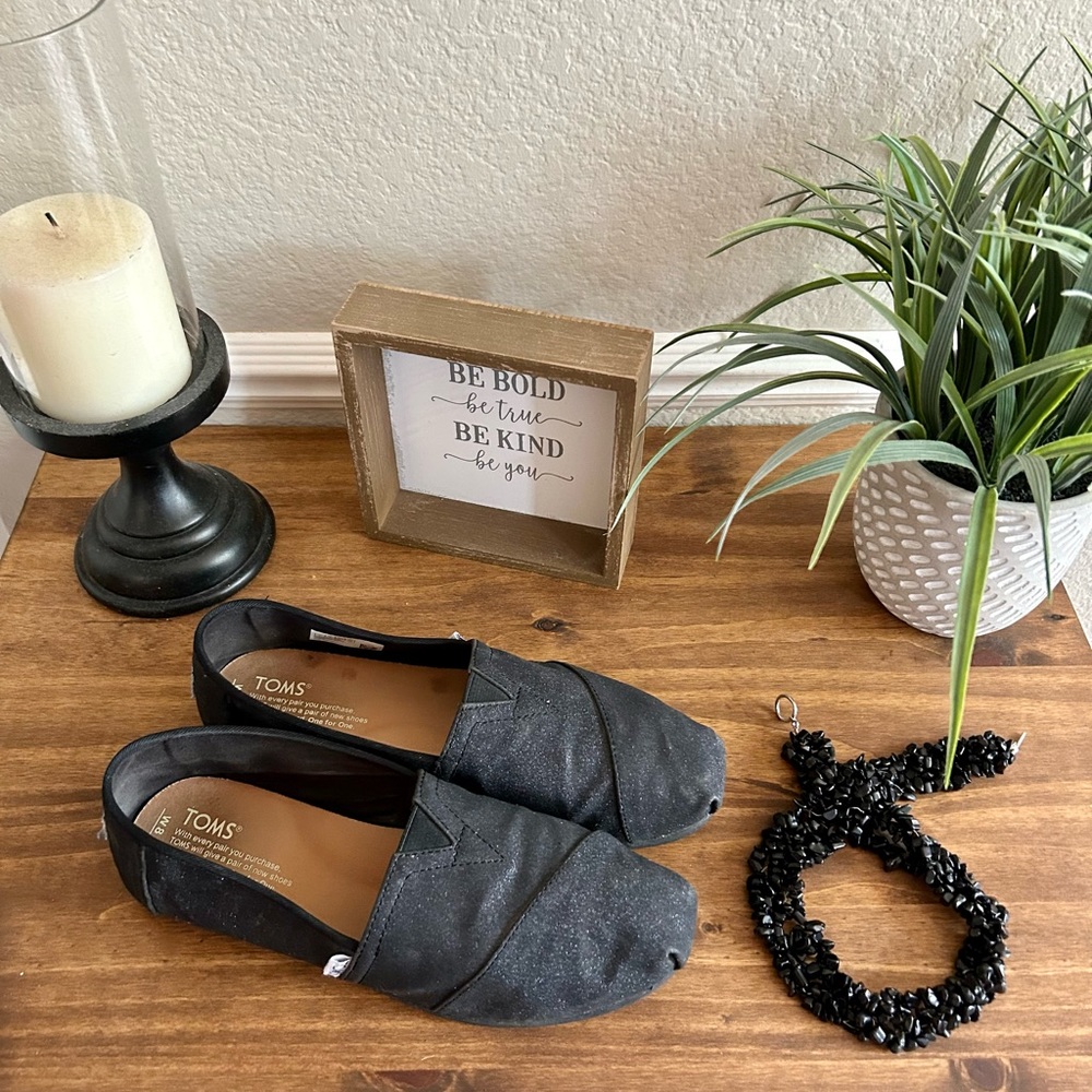 TOMS BLACK SHIMMERING  WOMENS SIZE 8 SHOE